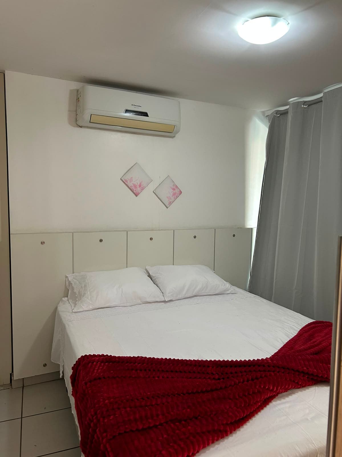 Quarto com cama de casal e ar-condicionado em uma unidade de referência
