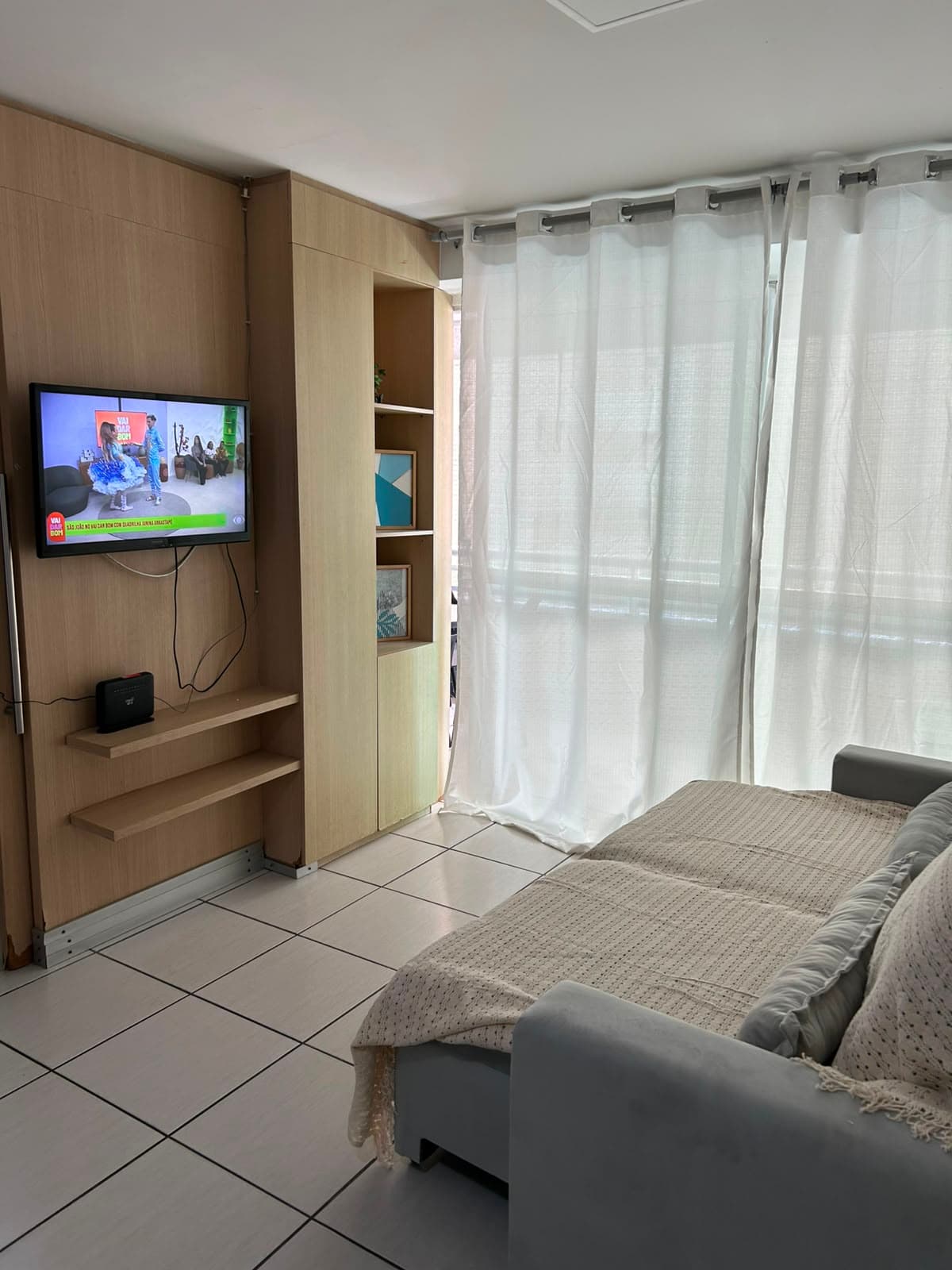 Sala com Smart TV em uma unidade de referência do Beach Class Fortaleza