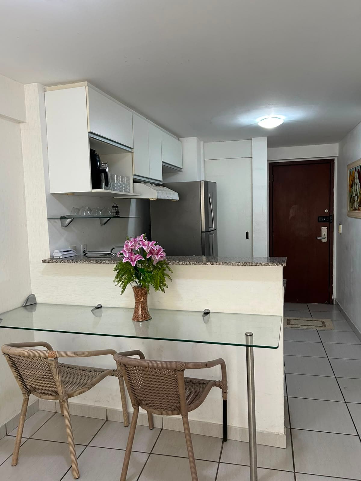 Sala de jantar integrada à cozinha em uma unidade de referência